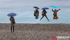 济南合影拍摄-游客跳起合影