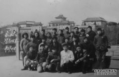 一张团体合影照的爱情故事-滴着血的爱情故事