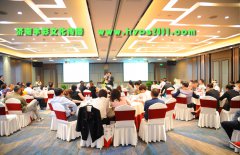 在合影照片中，背景和照片主体一样重要