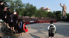 一个大型合影照需要的摄影器材和必备的辅助器材